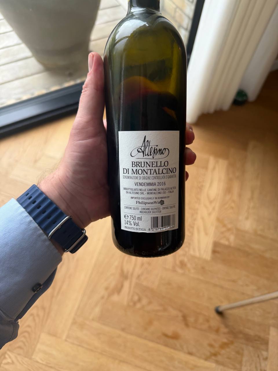 Flaskens bagside med importør og produktionsdetaljer