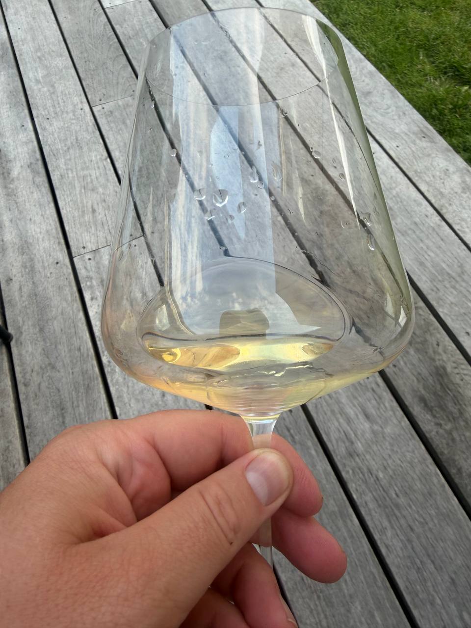 Champagne i glasset, lys gylden med dugdråber på glasset