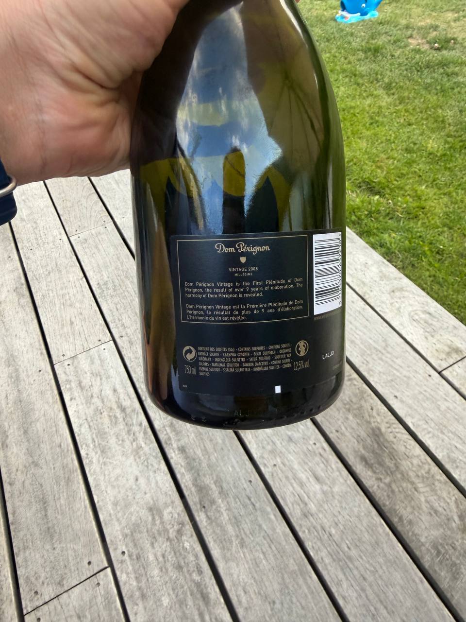 Flaskens bagside med produktionsdetaljer og stregkode Dom Pérignon 2008