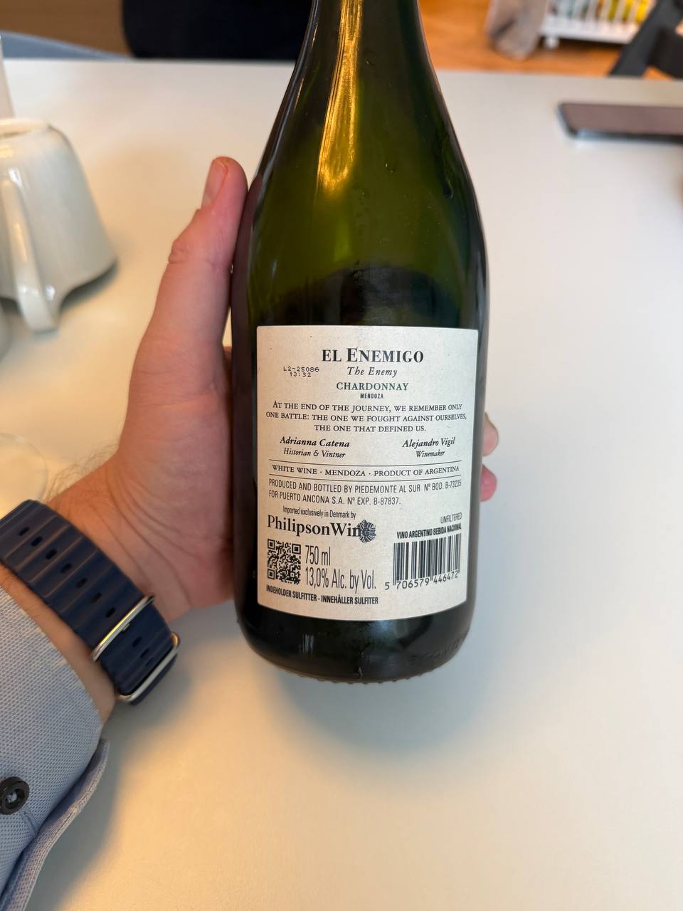 Flaskens bagside med citat og produktionsdetaljer