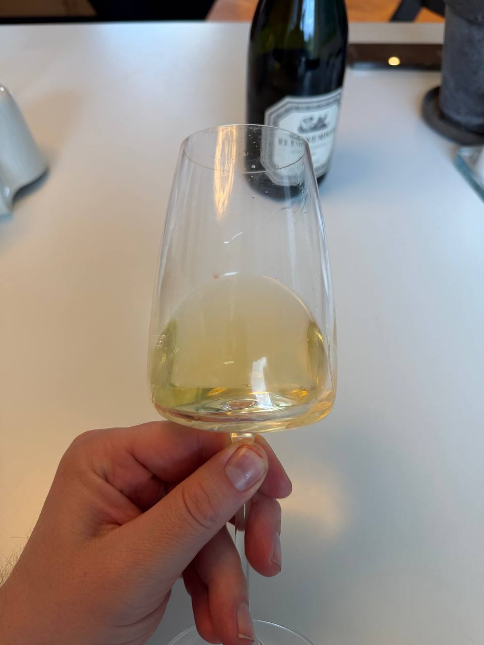 Vinen i glasset, guldgul med grønne skær