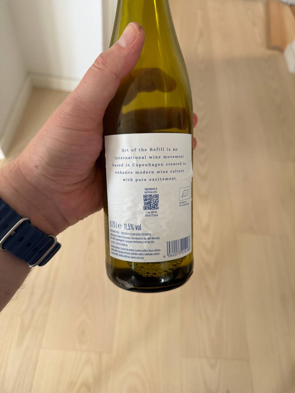 Bagside af flasken med info om vingården