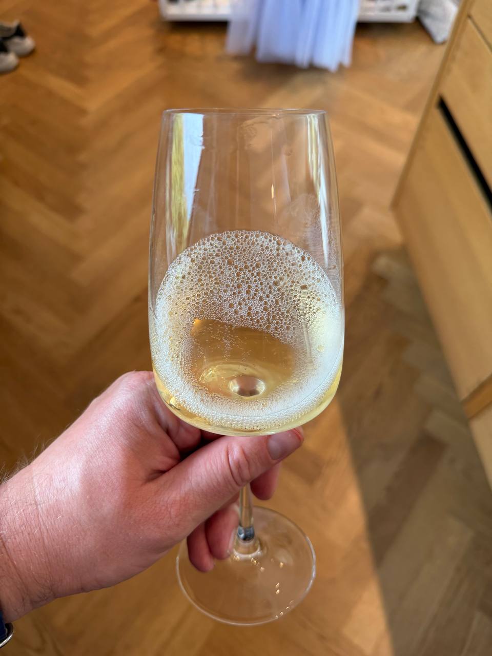Champagne i glasset, boblende gyldent, frisk og indbydende