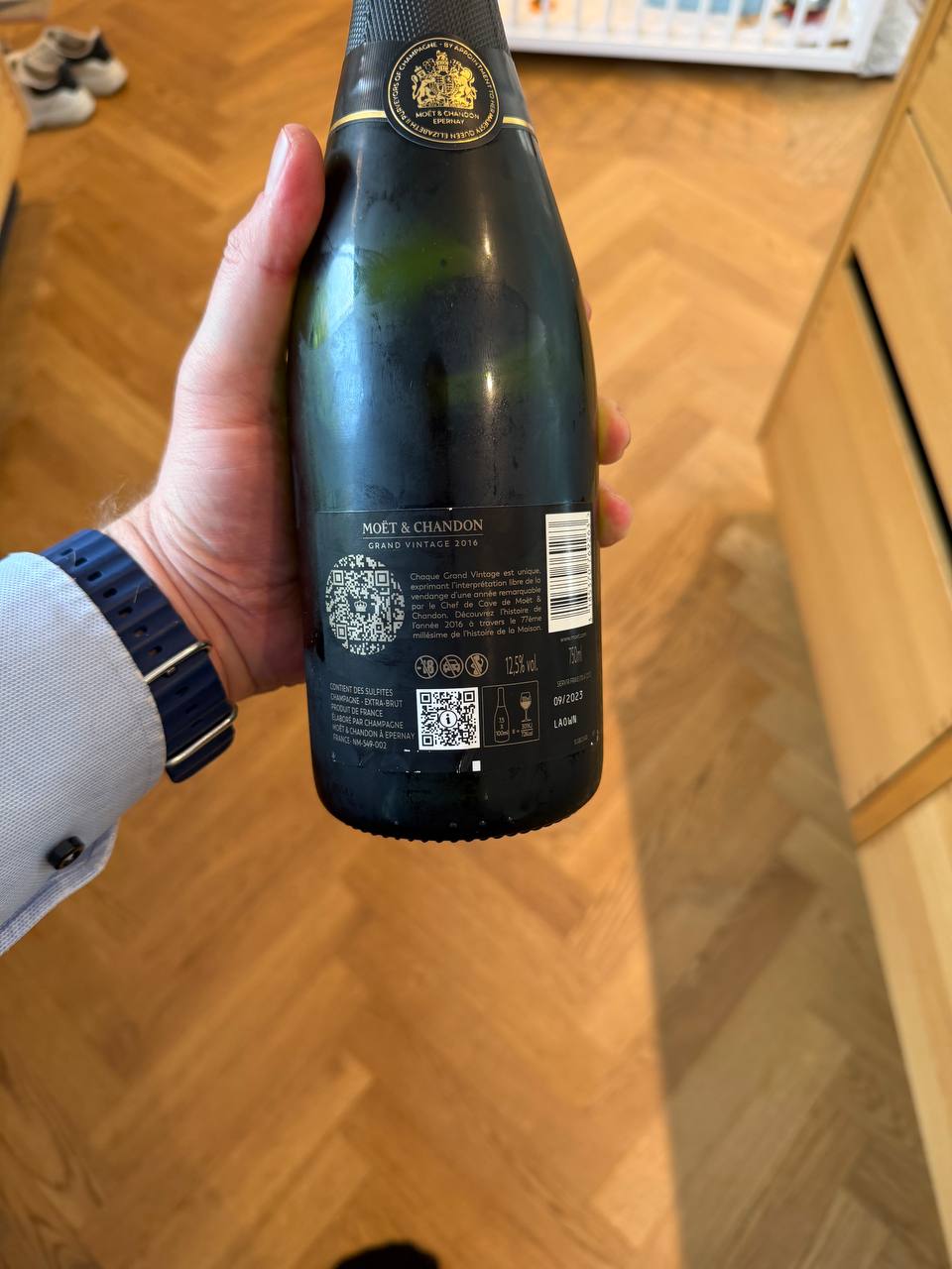 Flaskens bagside med QR-koder og produktionsdetaljer Moët Grand Vintage 2016