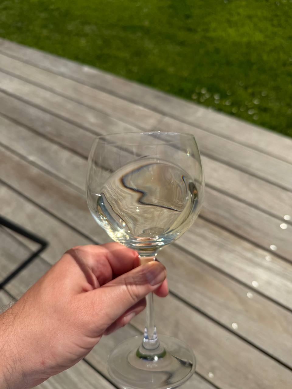 La Campagne Sauvignon Blanc Colombard 2025, vinen i glasset på terrassen