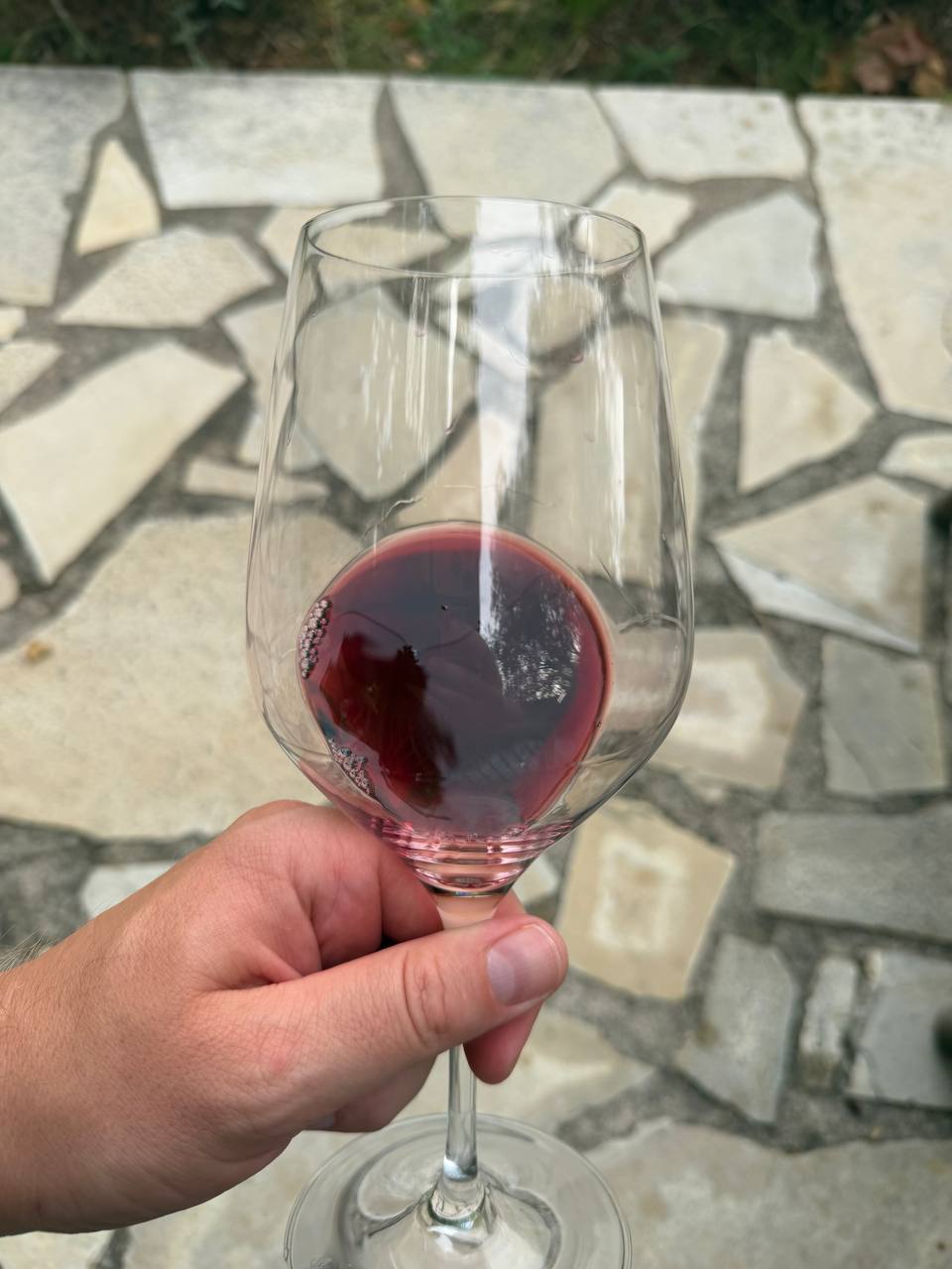 Et glas af Famille Perrin Les Sinards Châteauneuf-du-Pape 2022