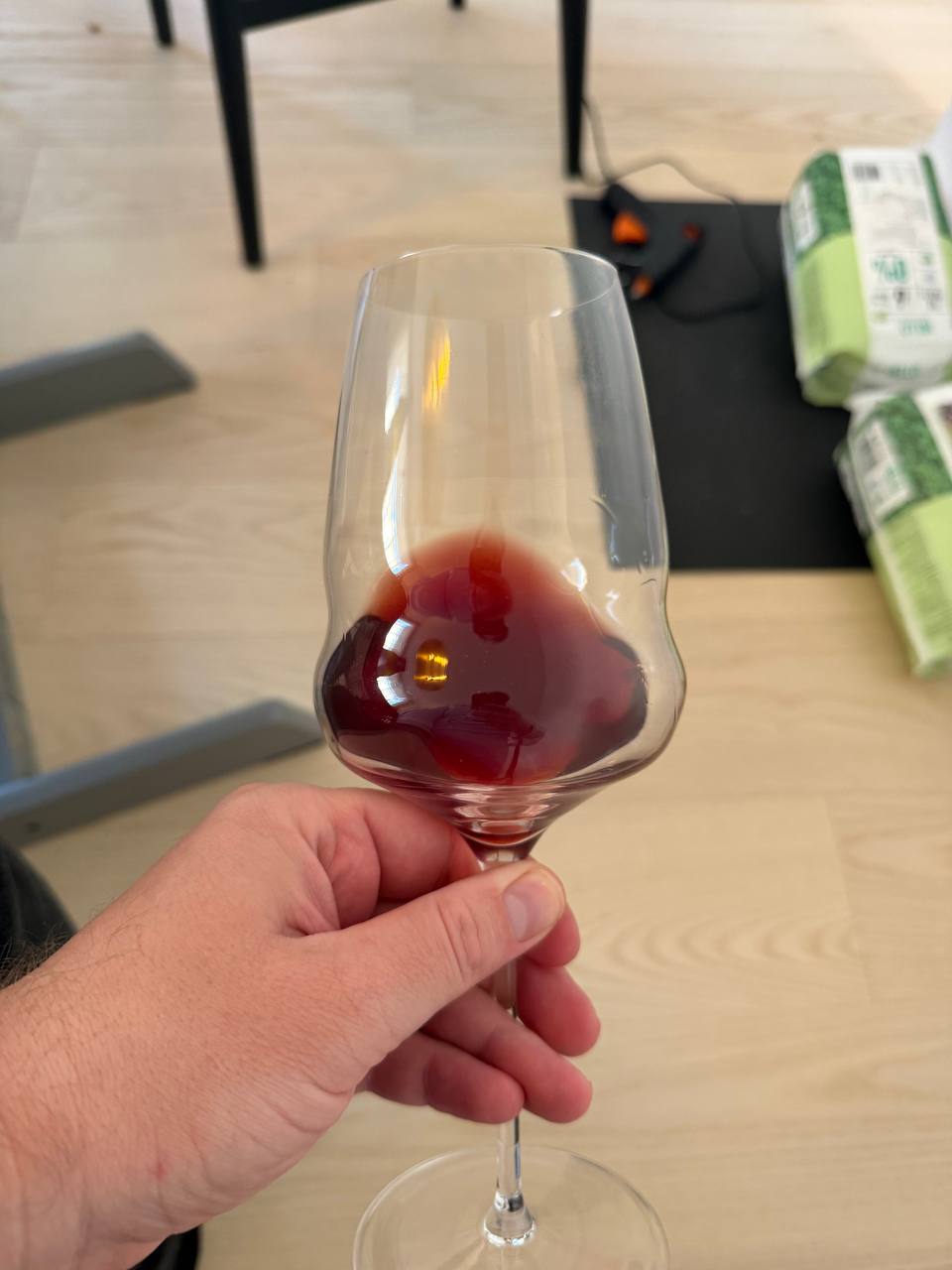 Glasset, lys, let alderet pinot